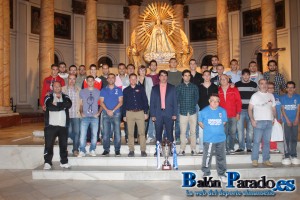 La plantilla y algunos aficionados posan bajo la imagen de la Virgen de Belén con la Copa Federación