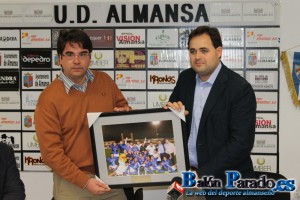 El Alcalde hizo entrega de una fotografía cedida por esta Web. www.balonparado.es