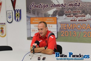 El entrenador del Azuqueca, Miguel López no asistió al partido por su reciente paternidad.