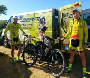 Aitor Escobar (a la derecha de la imagen) junto a Sebastián Blanco, su compañero en la Vuelta a Ibiza.