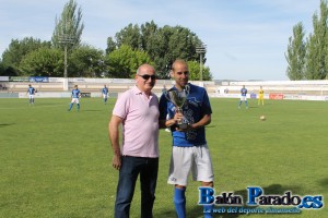 Pablo García recibió el Trofeo Balón Parado 2014 al mejor jugador de la U.D.Almansa