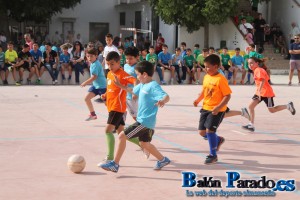 Unos 200 niños disfrutaron del Fútbol Sala en el patio del Colegio Episcopal.