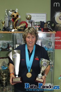Bea posa orgullosa con sus trofeos y medallas