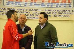 Ricardo Burillo explicaba al Alcalde de Almansa algunos aspectos técnicos de la Esgrima.